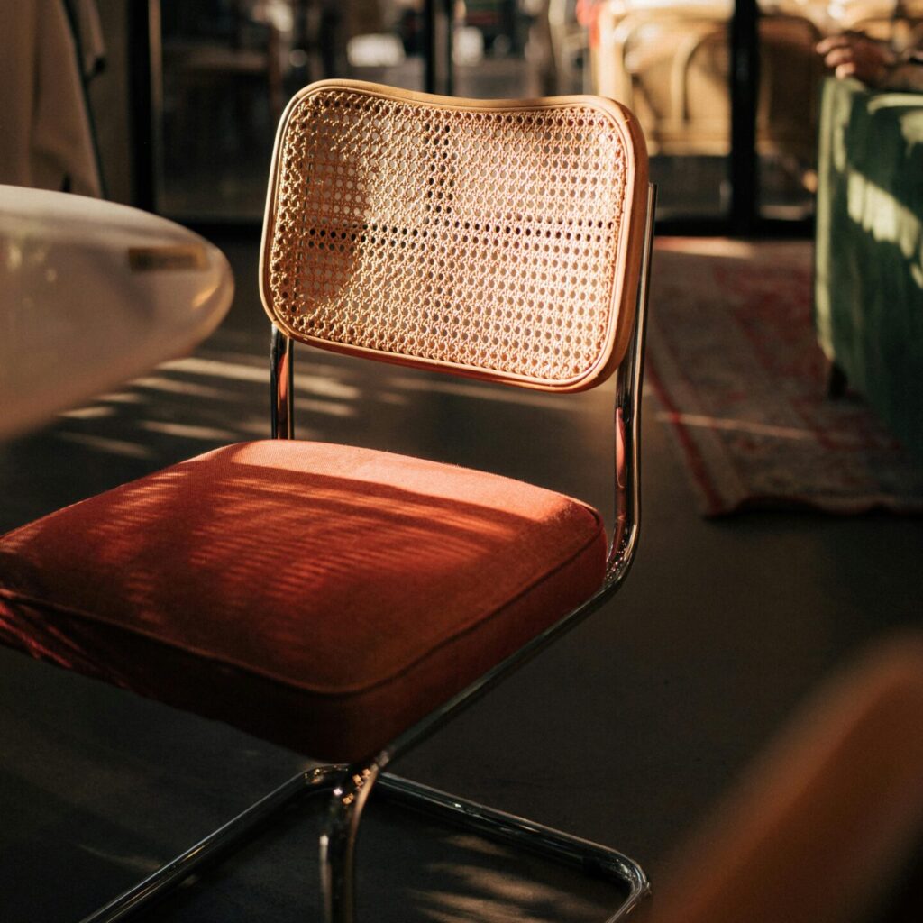 70's rotan stoel met oranje fluwelen afwerking